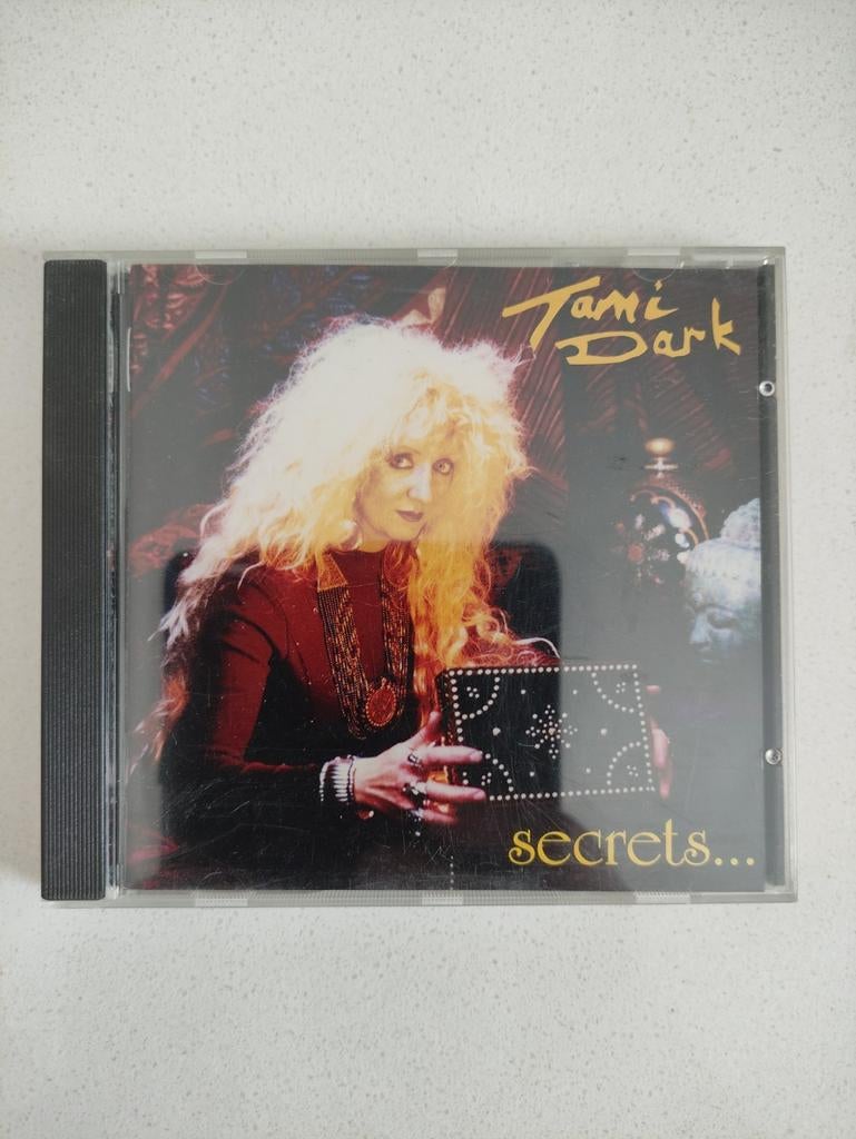 Tami Dark - Secrets..., hard rock, Long Island Records, Enlèvement ou Envoi, Comme neuf