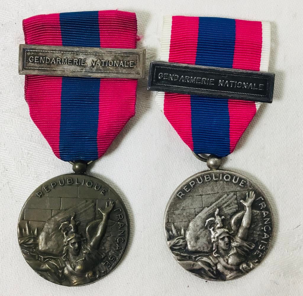2 médailles de la Gendarmerie nationale française, Enlèvement ou Envoi, Autres matériaux