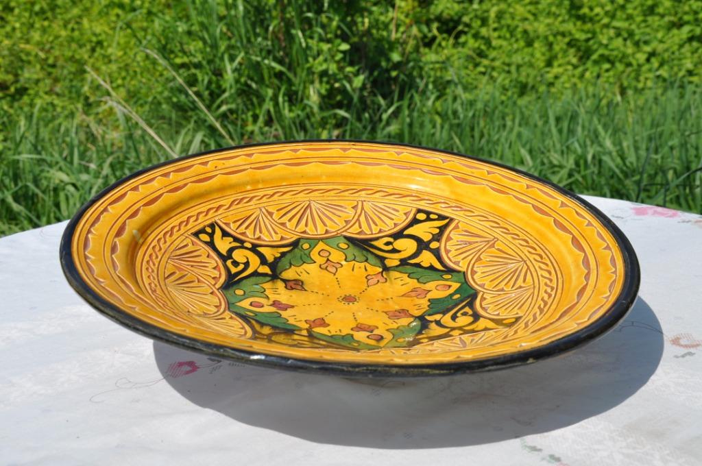 §  plat en terre cuite émaillée fond jaune, Enlèvement ou Envoi