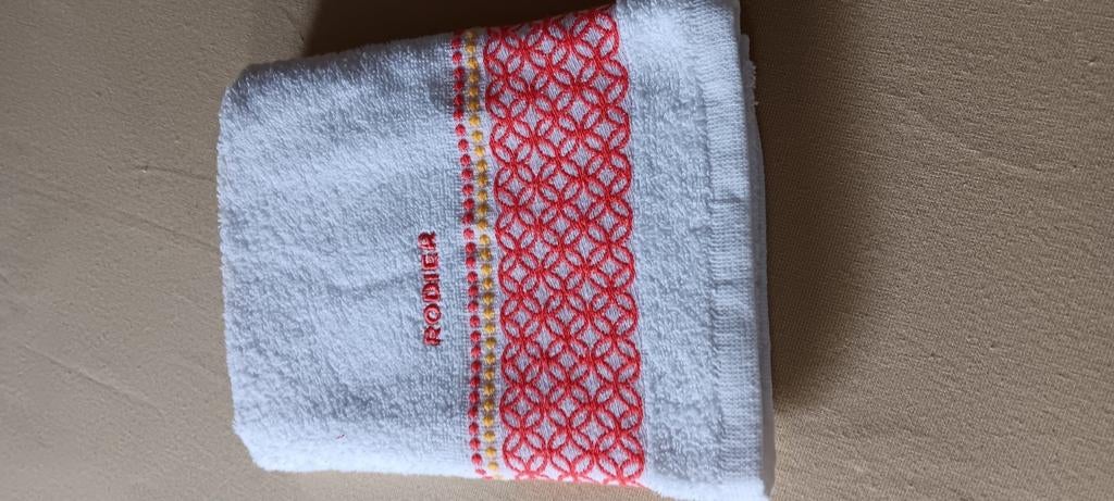 Nouvelle serviette éponge de Rodier, Enlèvement ou Envoi, Neuf, Rectangle, Intérieur
