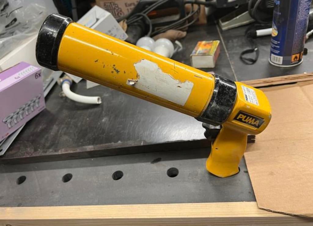 Pistolet à calfeutrer à air comprimé Puma, Enlèvement, Utilisé