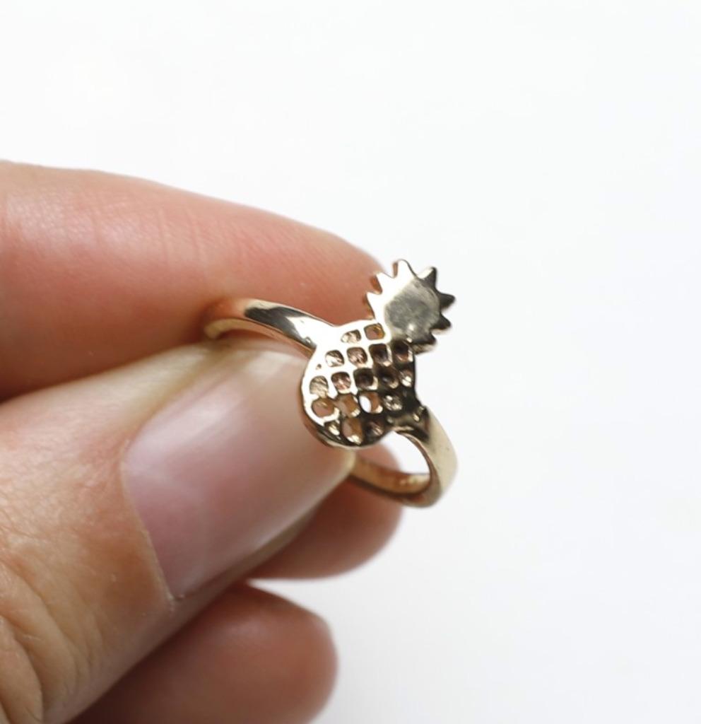 Goudkleurige ring met ananas, Handtassen en Accessoires, Verzenden