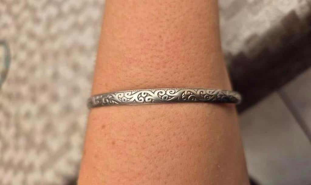 Zilveren gegraveerde harde armband, Handtassen en Accessoires, Antieke sieraden, Ophalen of Verzenden, Armband