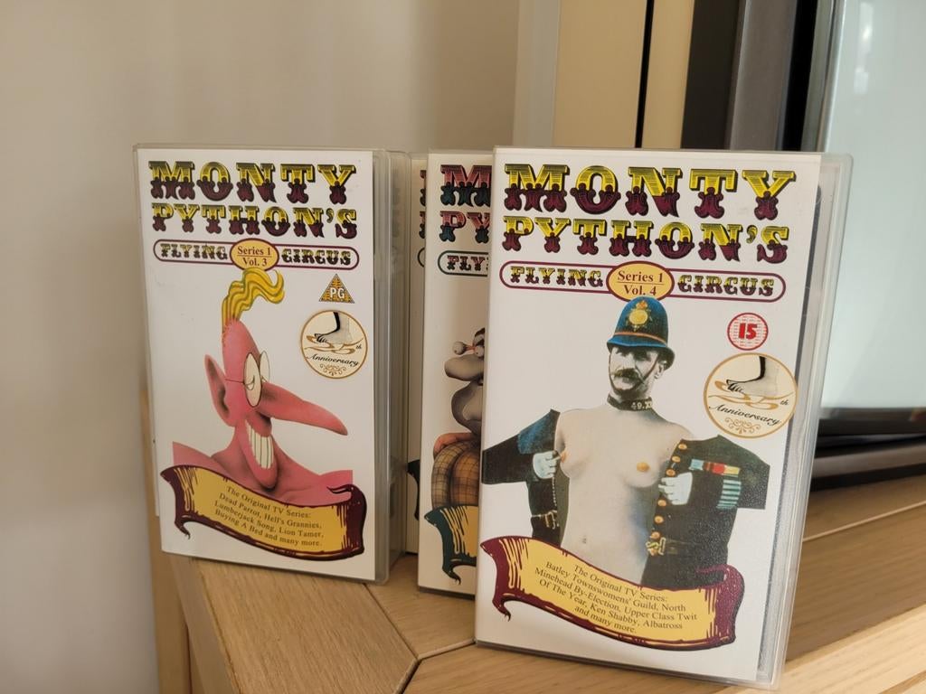 11x Monty Pythons Flying Circus VHSQ, Enlèvement ou Envoi, Comme neuf