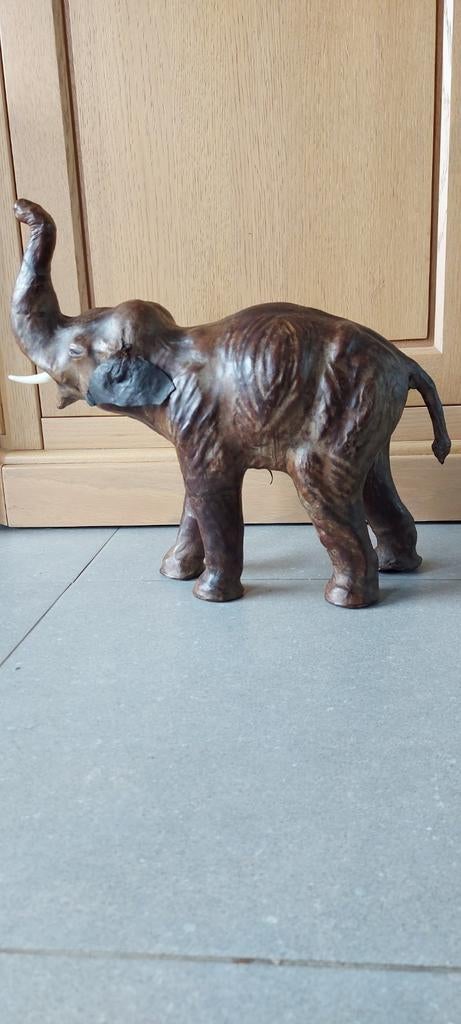 Echt lederen olifant ong. 43x36x14 cm. Geschatte waarde 110€, Antiek en Kunst, Ophalen of Verzenden