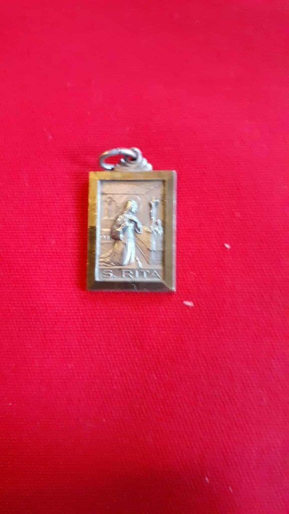 medaille rectangulaire sainte rita (x2034), Collections, Religion, Utilisé, Christianisme | Catholique, Bijoux, Enlèvement ou Envoi