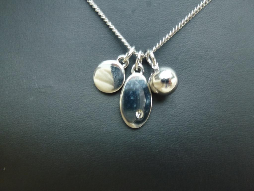 collier avec 3 pendentifs dont un avec cristal Dyrberg Kern, Enlèvement ou Envoi, Autres couleurs, Avec pendentif, Comme neuf