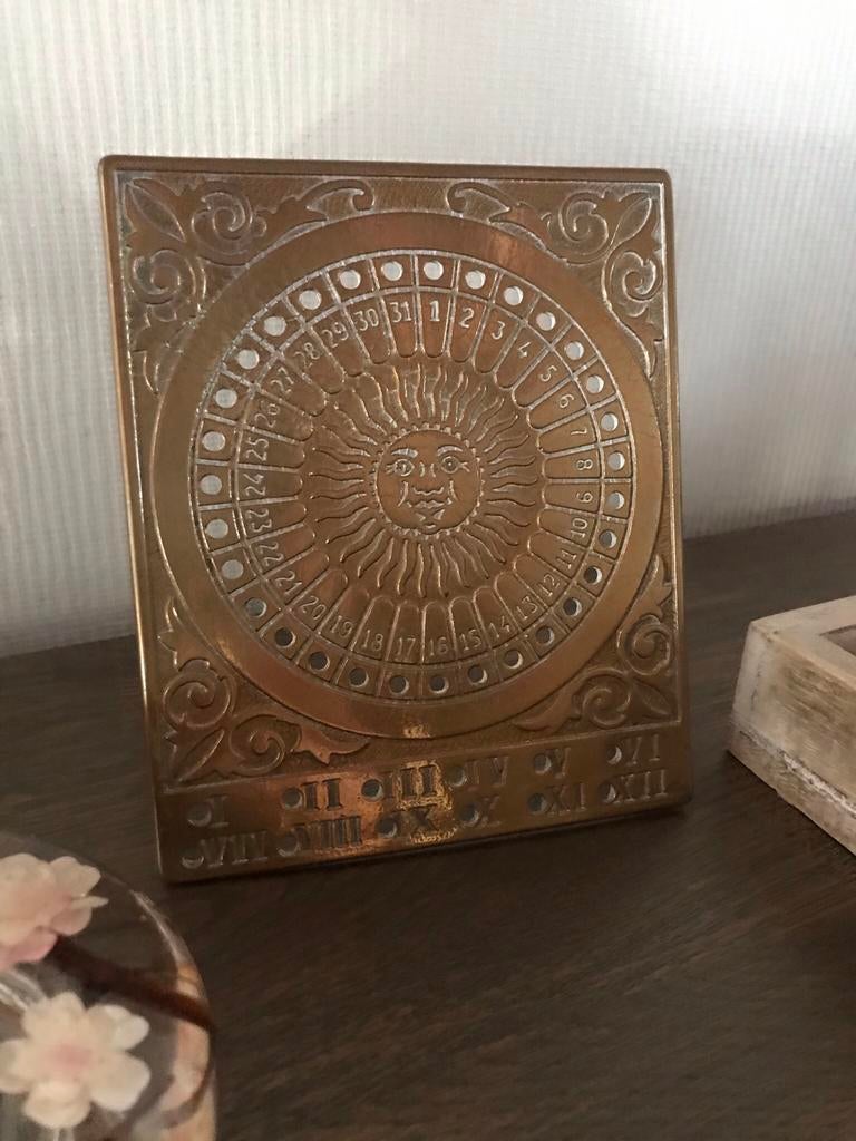 Eeuwigdurende kalender uit geelkoper, Antiek en Kunst, Ophalen of Verzenden