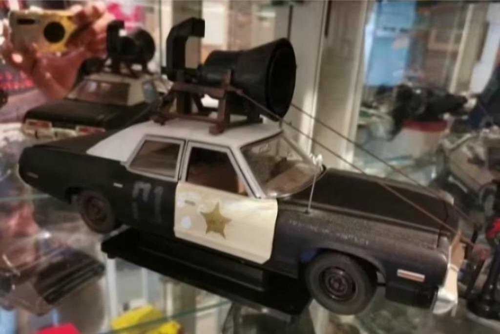 Joy ride bluesmobile dodge monaco 1/18 Voitures film, Ophalen, Zo goed als nieuw