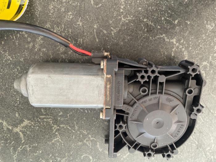 Moteur de vitre portière d'un Volkswagen Polo, Autos : Pièces & Accessoires, Enlèvement ou Envoi, 3 mois de garantie, Utilisé
