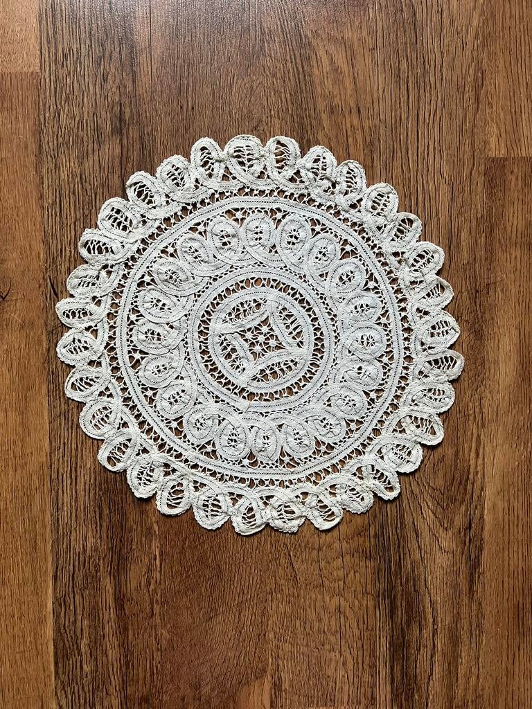 Napperon ancien en dentelle crochetée - Inspiration Bruges., Antiquités & Art, Enlèvement