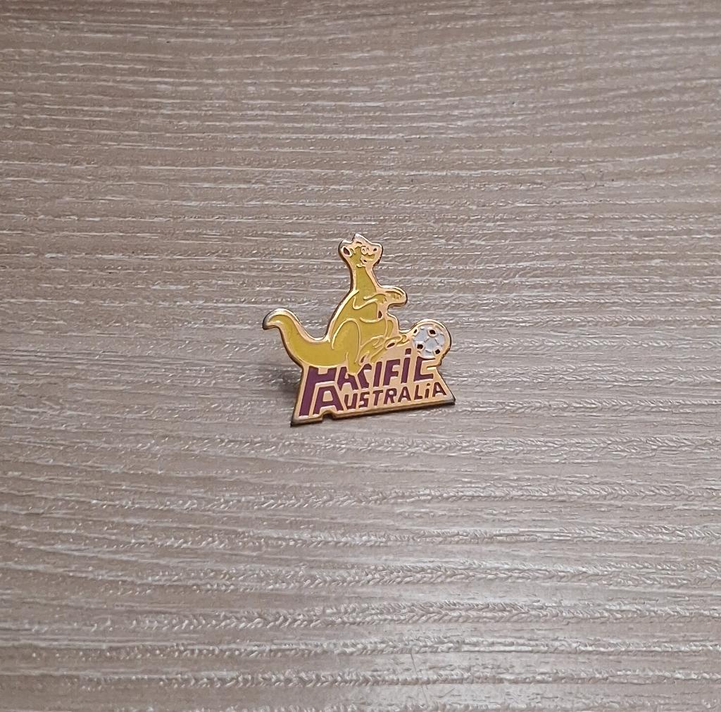 PIN - PACIFIC AUSTRALIA - KANGOEROE - VOETBAL, Verzamelen, Verzenden, Gebruikt, Overige onderwerpen, Speldje of Pin