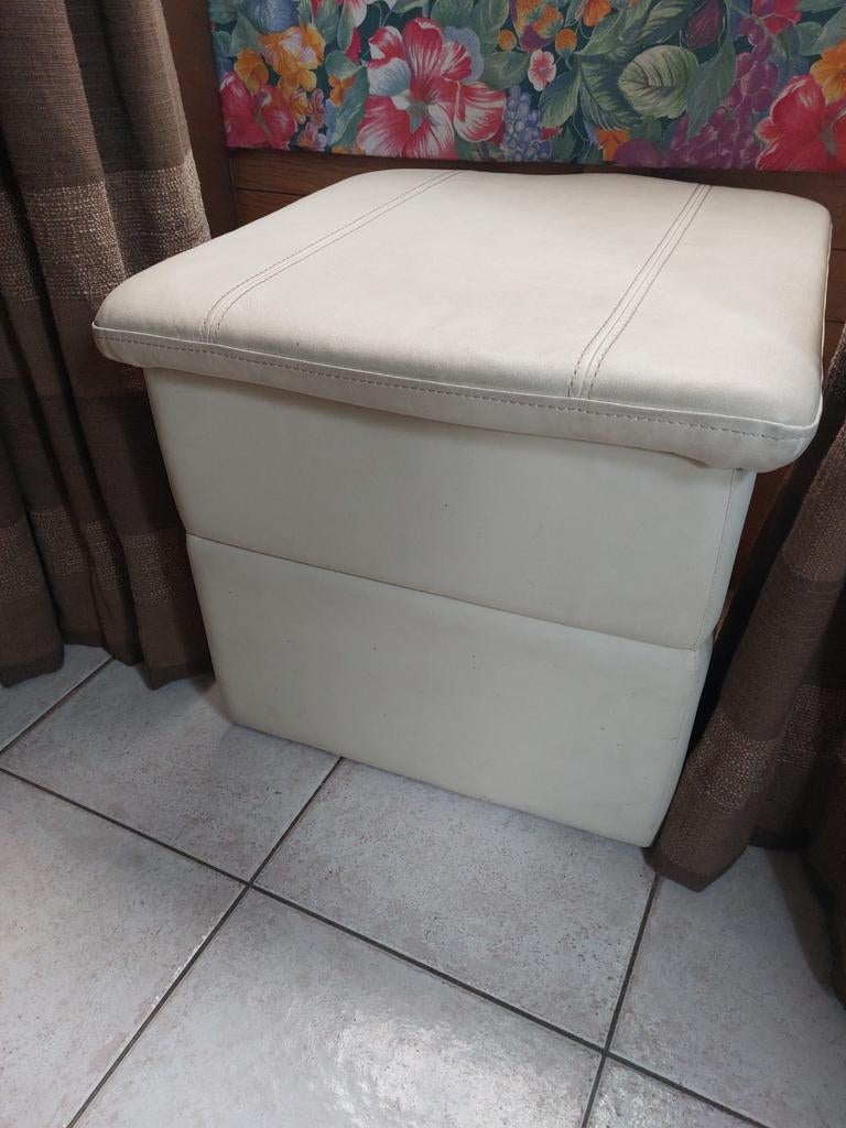 Grote witte lederen poef 52x52x47. 0486 215927, Ophalen