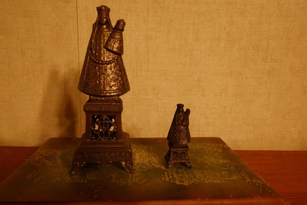 Statues de Notre-Dame et de l'Enfant, Enlèvement ou Envoi