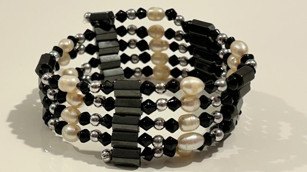 Magnetische zwart-witte halsketting / armband, Bijoux, Sacs & Beauté, Colliers, Neuf, Enlèvement ou Envoi, Synthétique, Réglable