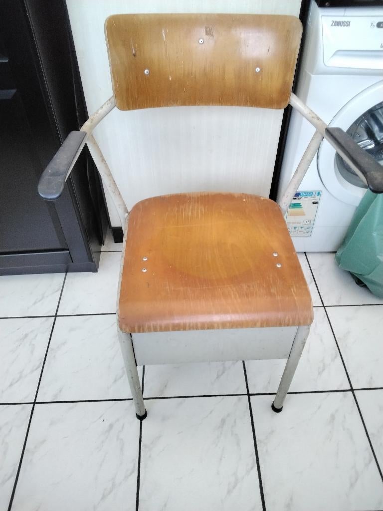 Antieke wc stoel, Enlèvement