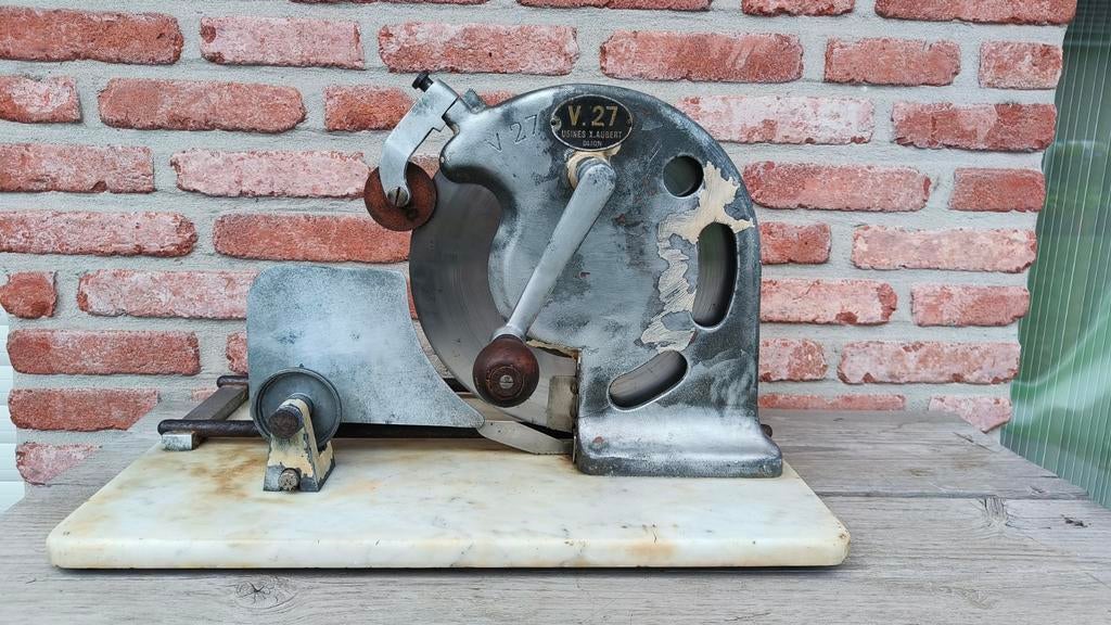 Machine de découpe ancienne, Enlèvement