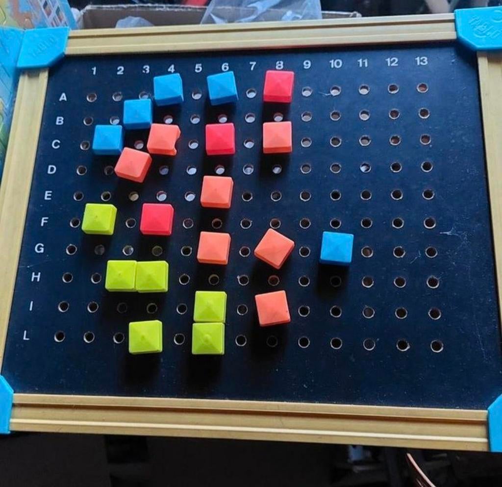 Tableau avec pions pour créer des formes ou des figures, Enlèvement ou Envoi, Utilisé, Découverte