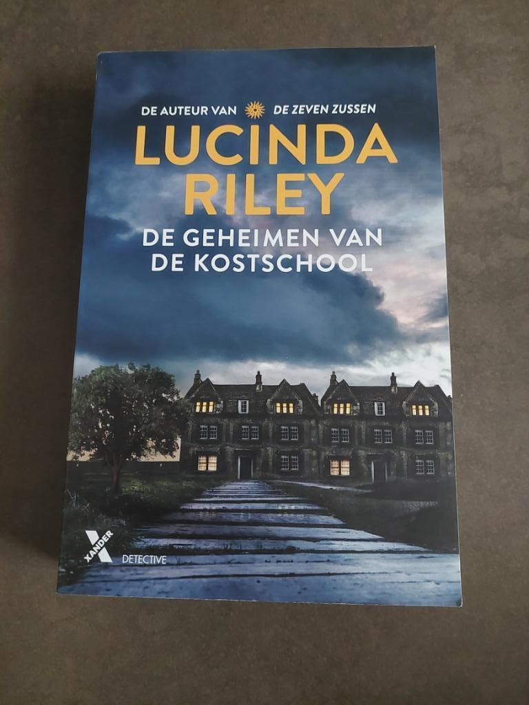 De geheimen van de kostschool, Boeken, Ophalen of Verzenden, Zo goed als nieuw, Lucinda Riley