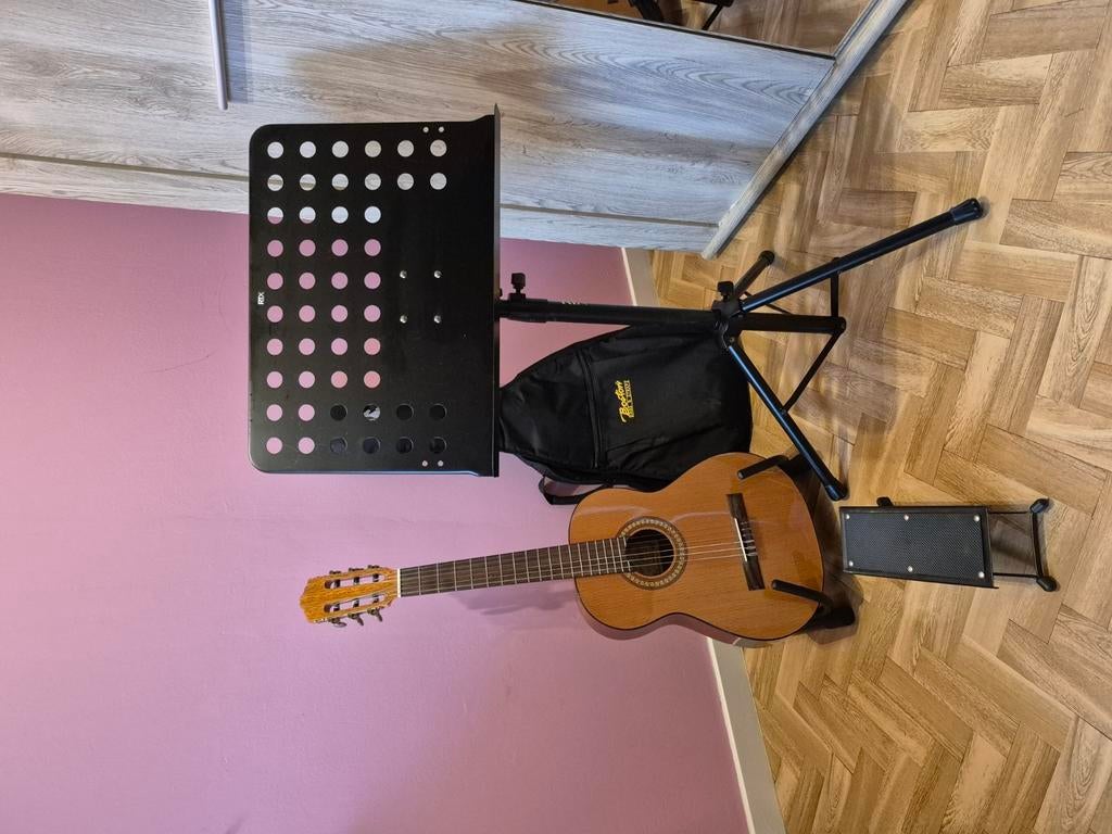 Salvador cortez gitaar met toebehoren voor beginners, Muziek en Instrumenten, Ophalen, Gebruikt
