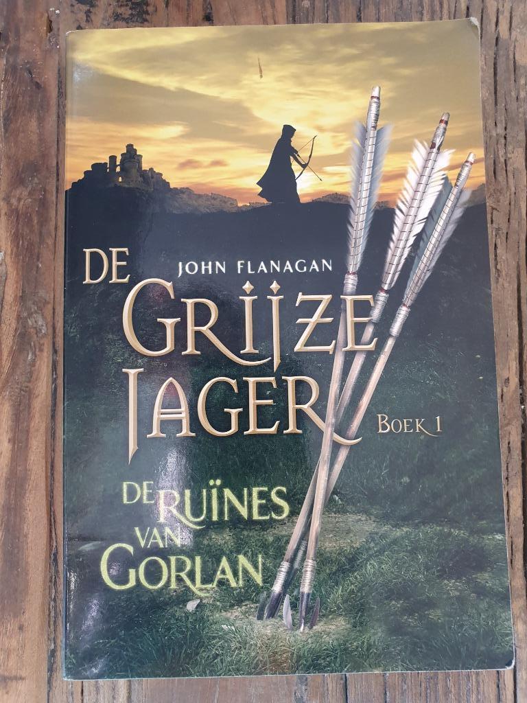 De grijze jager De ruïnes van Gorlan, Boeken, Ophalen of Verzenden, Zo goed als nieuw, John Flanagan