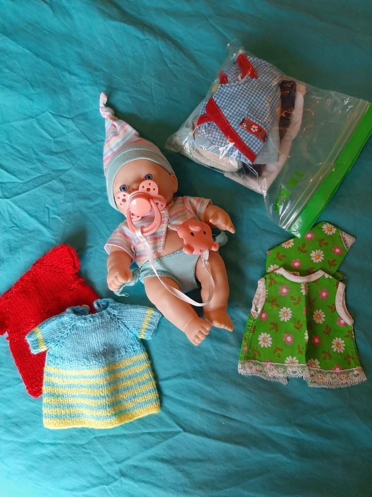 Lief klein popje met kleertjes, Kinderen en Baby's, Speelgoed | Poppen, Ophalen of Verzenden, Zo goed als nieuw, Babypop