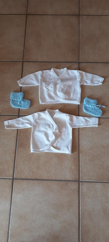2 chemises enveloppantes et des chaussettes bleues en tricot, Enfants & Bébés, Enlèvement ou Envoi, Comme neuf