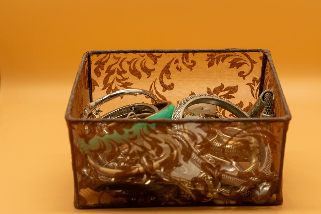 juweelbox met halsketingen, Handtassen en Accessoires, Ophalen of Verzenden, Gebruikt, Bruin, Kunststof