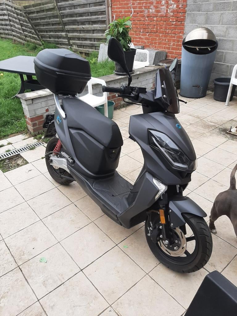 Electrische scooter lifan 125 bereik 2x70km + lader, Fietsen en Brommers, Ophalen