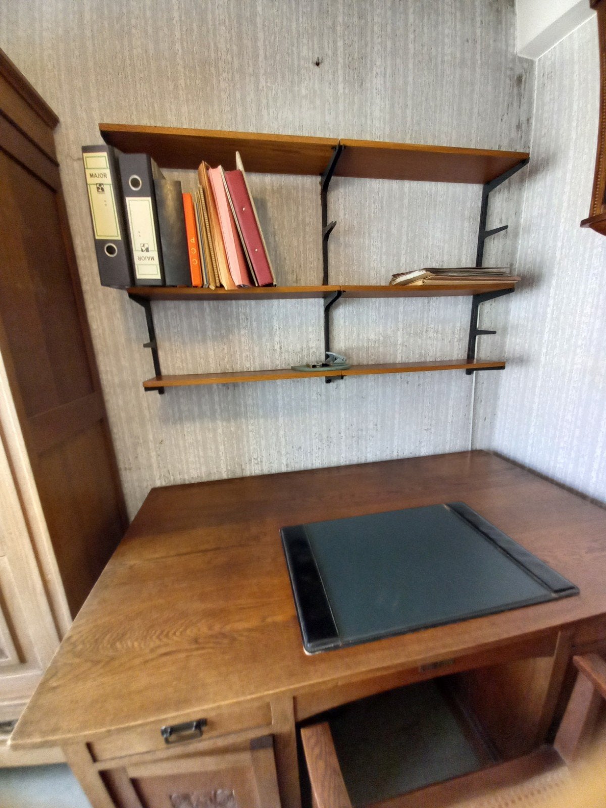 Boekenrek met wandbevestiging., Ophalen