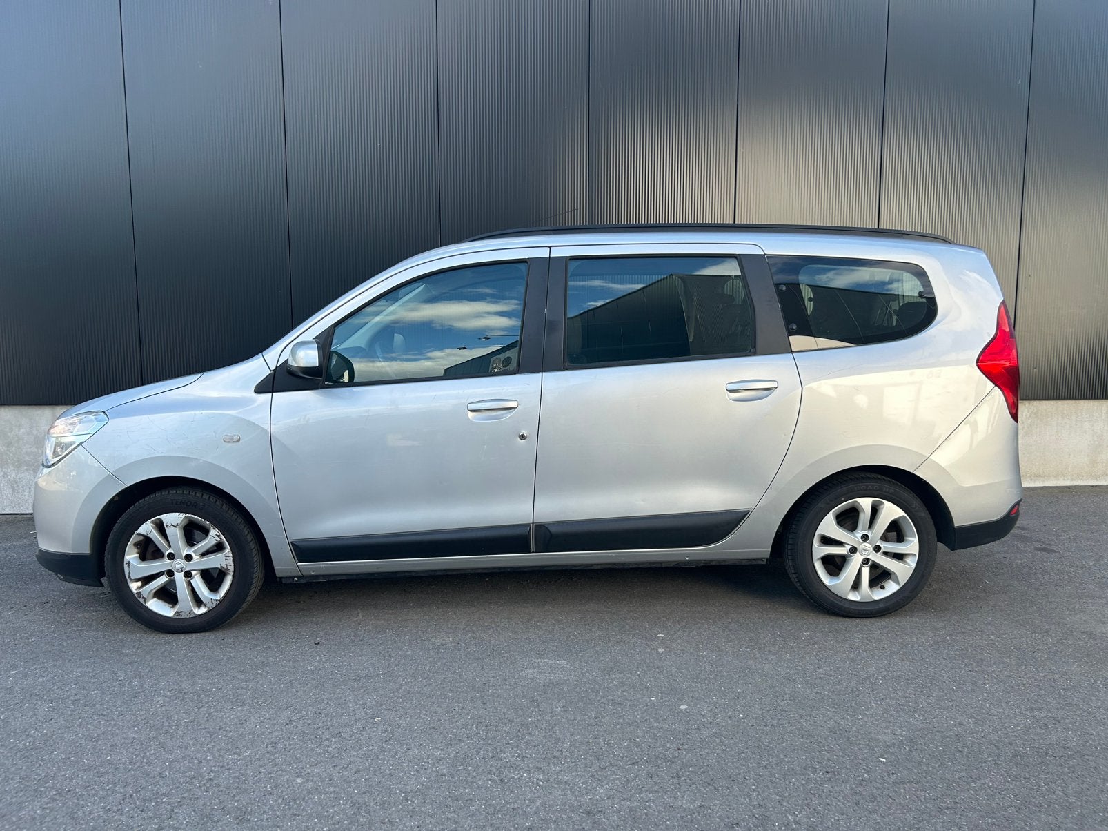 Dacia Lodgy 1.2i / Airco / 7 Zitplaatsen, Auto's, Dacia, Parkeersensor, Euro 5, Stof, Zwart