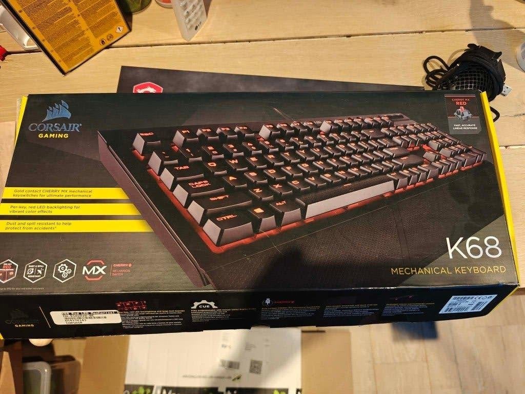 Corsair K68 RGB Red Mechanical keyboard, Ophalen, Gebruikt, Azerty, Ergonomisch