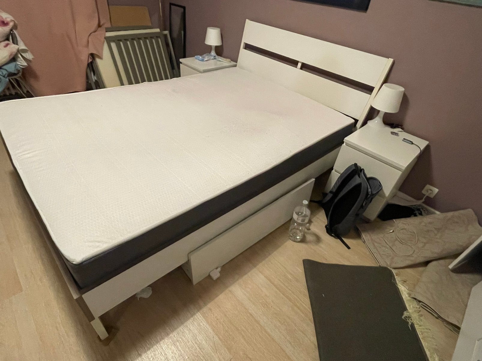 Lit 140/200 + matelat + sommier + tables de chevet, Enlèvement, Comme neuf, Sommier