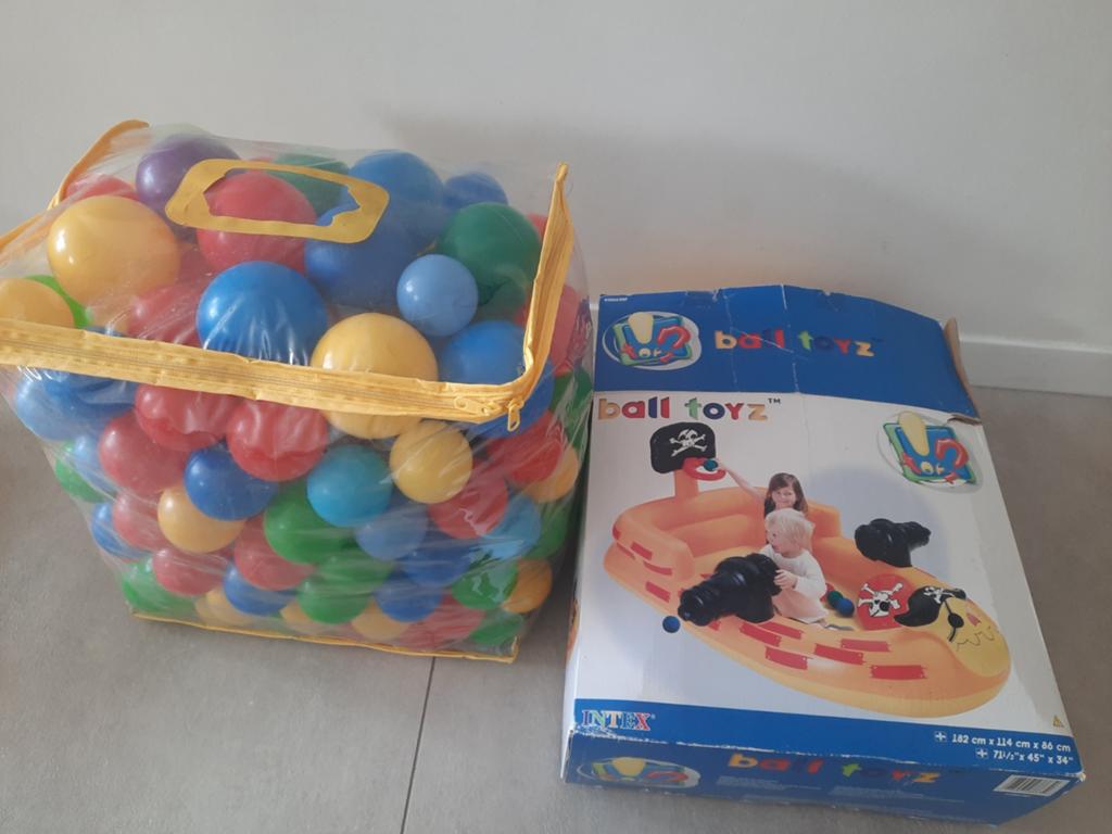 Opblaasbare boot met meer dan 200 ballen, Bricolage & Construction, Panneaux solaires & Accessoires, Enlèvement