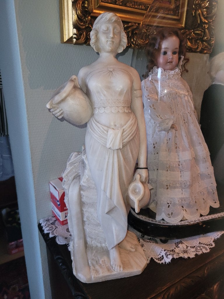 marmer beeldje vrouw met kruik aan bron, Antiek en Kunst, Ophalen, Handgemaakt, 20 - 50 cm, Wit