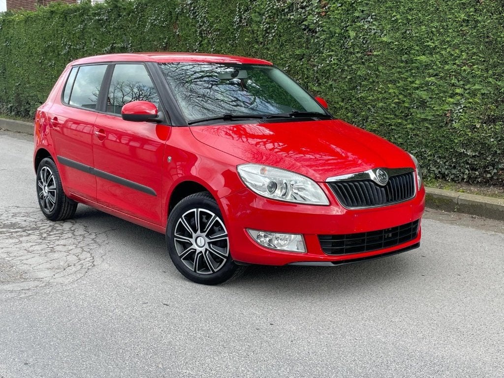 Skoda Fabia 1.2i essence/2013/80000.km/Garantie d'un an, Autos, Skoda, Rouge, Euro 5, Achat, Entreprise
