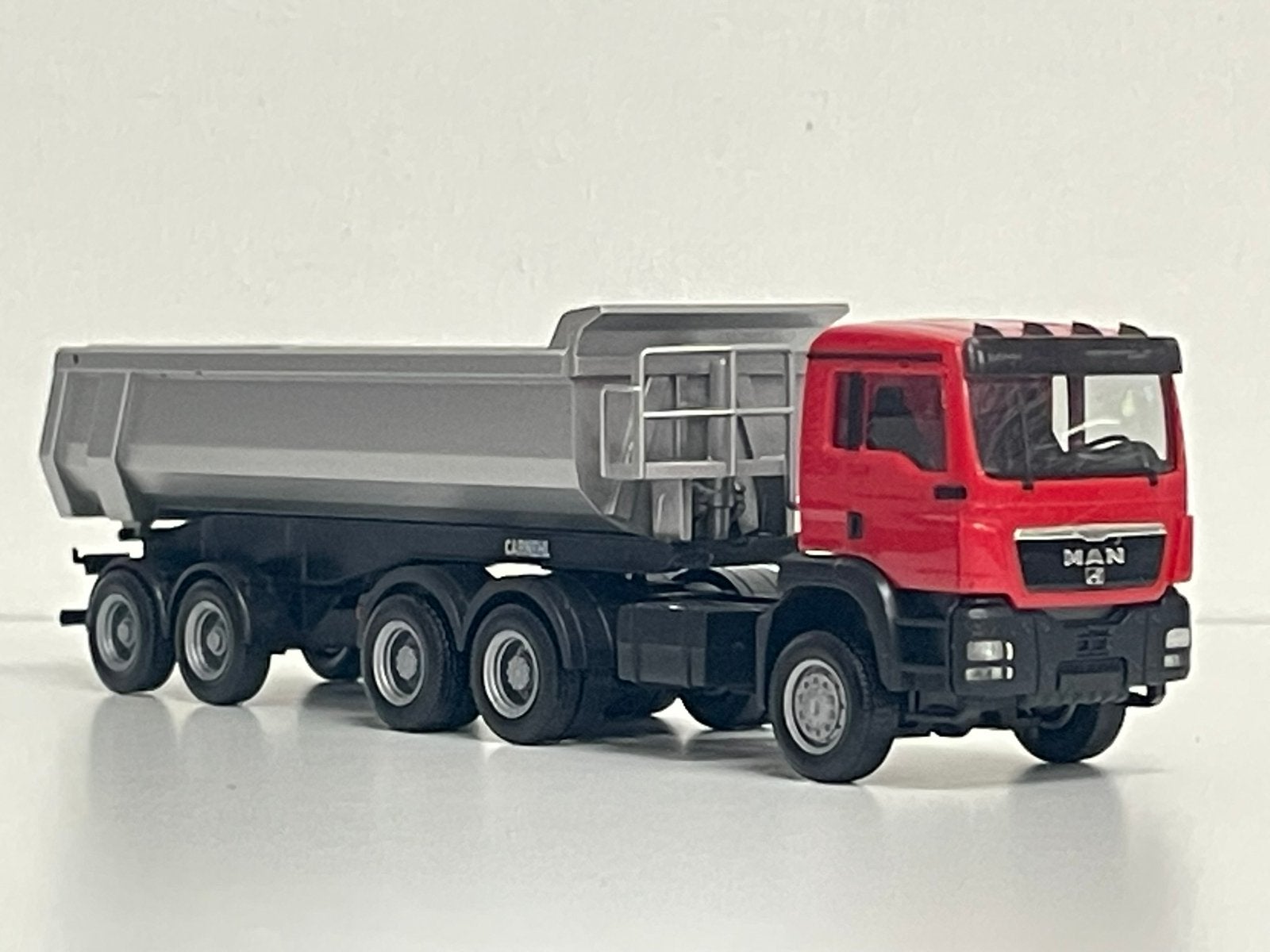 Herpa MAN TGS M 6x6 rood kiepoplegger, Ophalen of Verzenden, Zo goed als nieuw, Bus of Vrachtwagen, Herpa