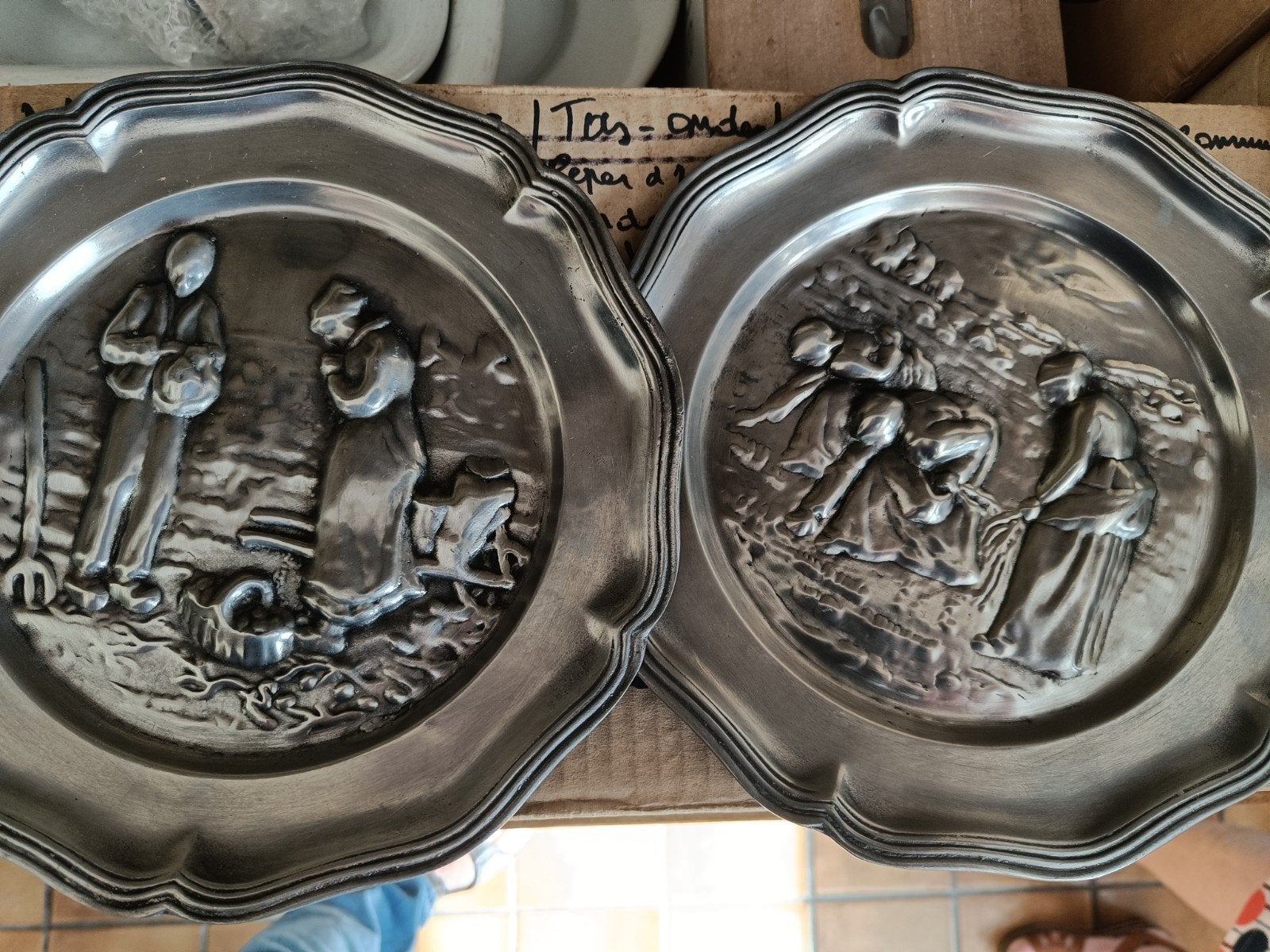 Setje tinnen borden (Angelus) met bonus pannetje, Antiek en Kunst, Antiek | Tin, Ophalen