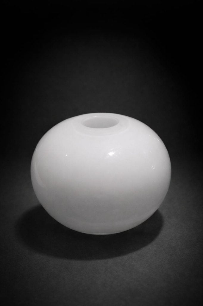 Vase en blanc opalin du designer Barbro Wesslander, Enlèvement