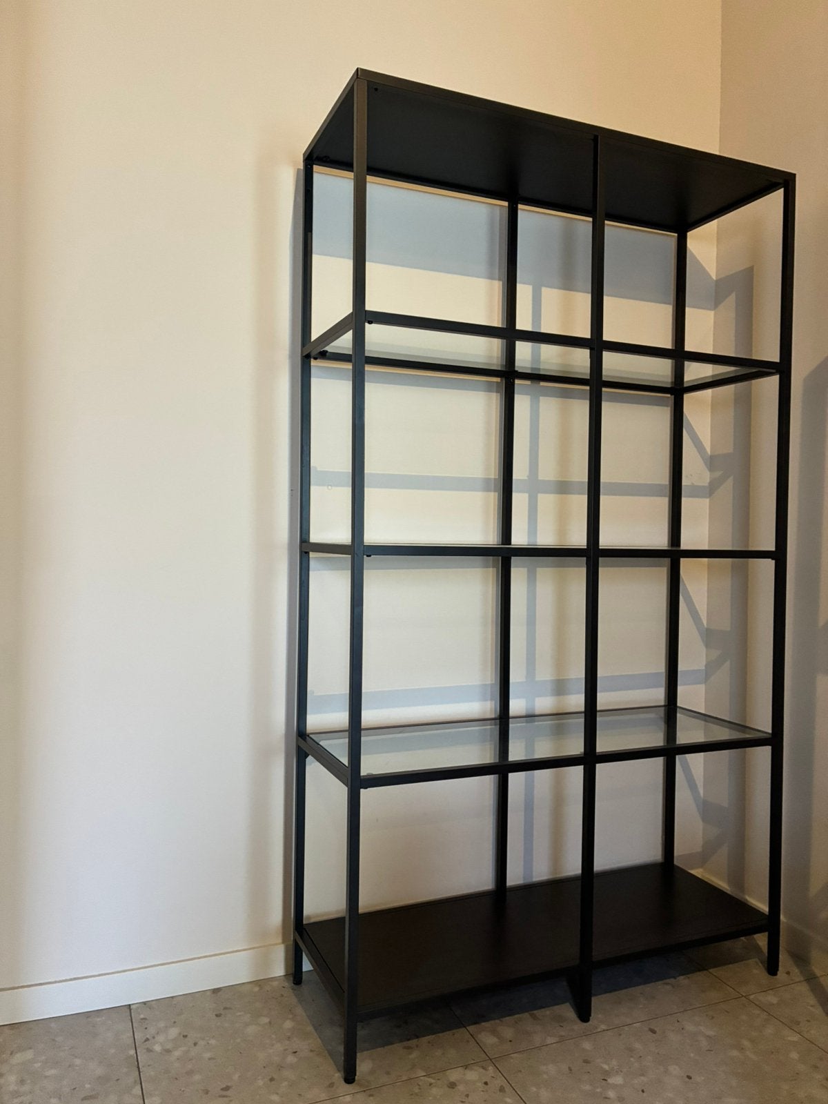 2x VITTSJÖ Stellingkast, zwartbruin/glas, 100x175 cm, Ophalen, Gebruikt