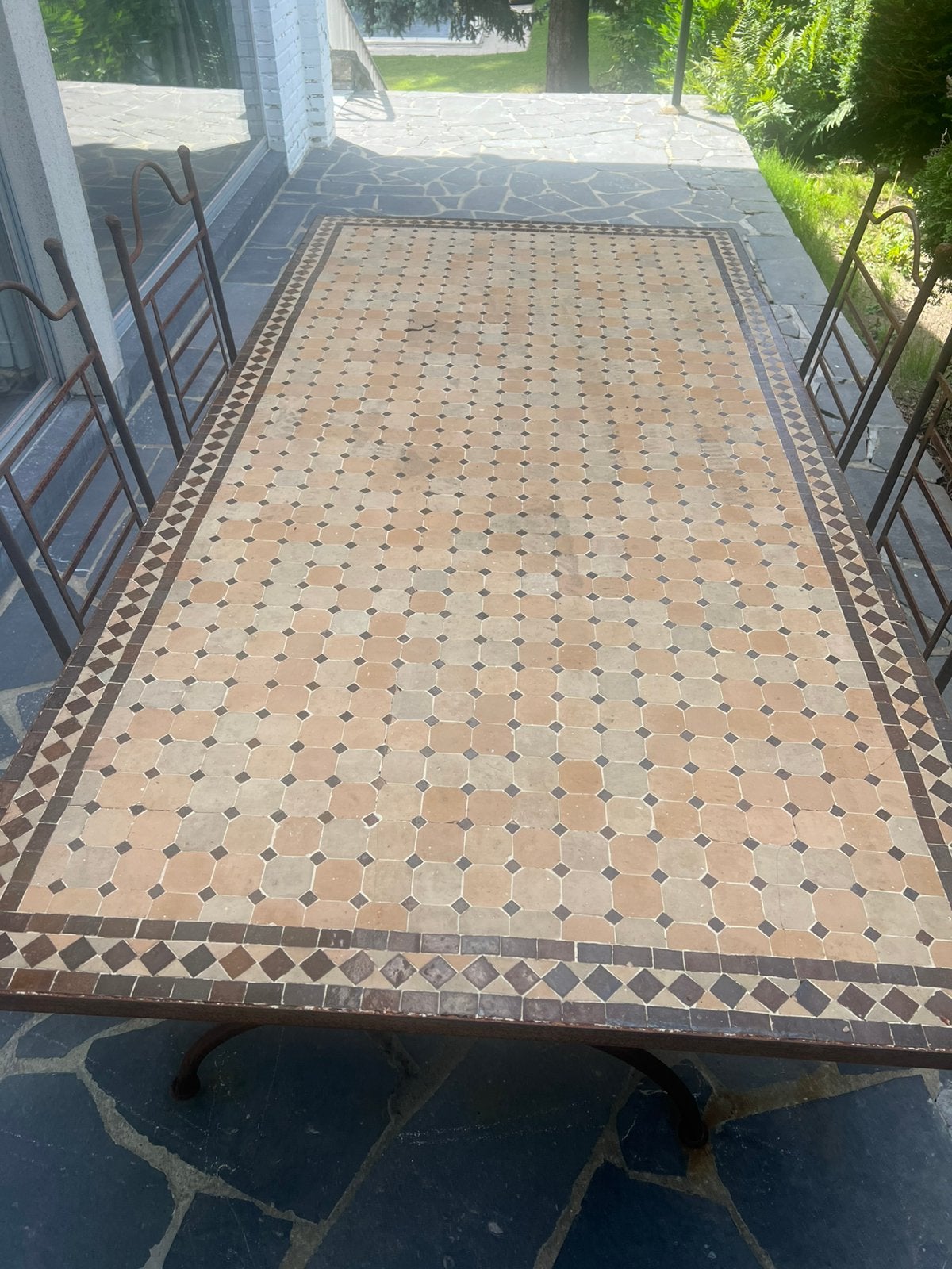 Grande table provençale en fer forgé et mosaïque, Enlèvement, Comme neuf