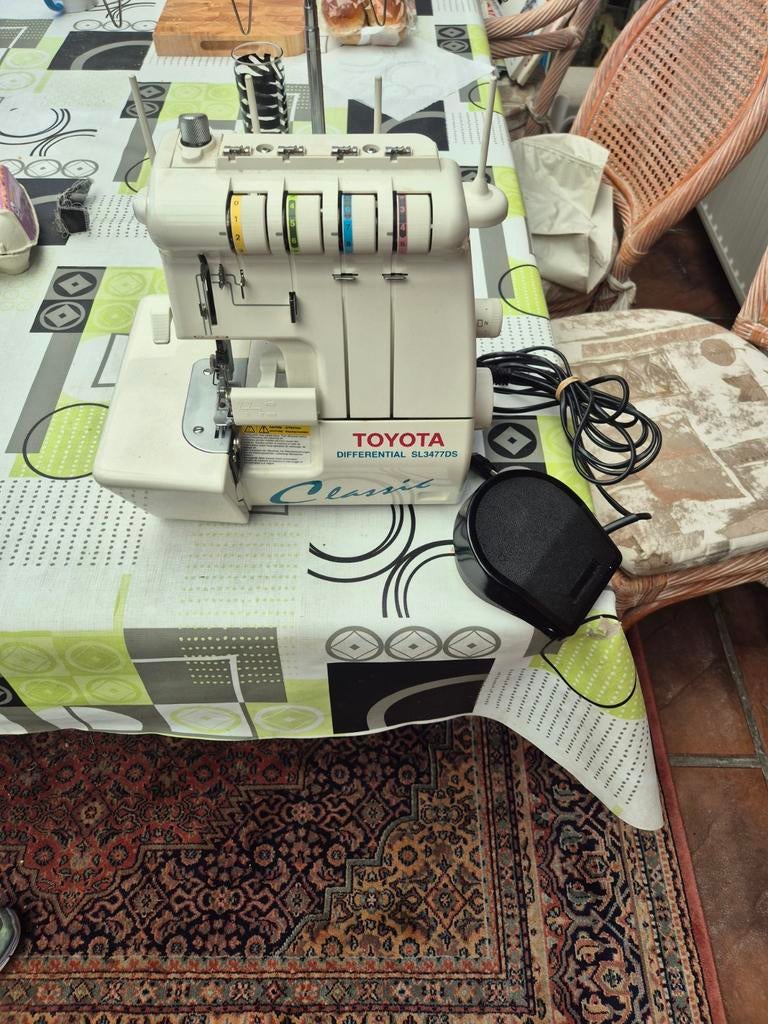 Overlock naaimachine, Ophalen, Naaimachine