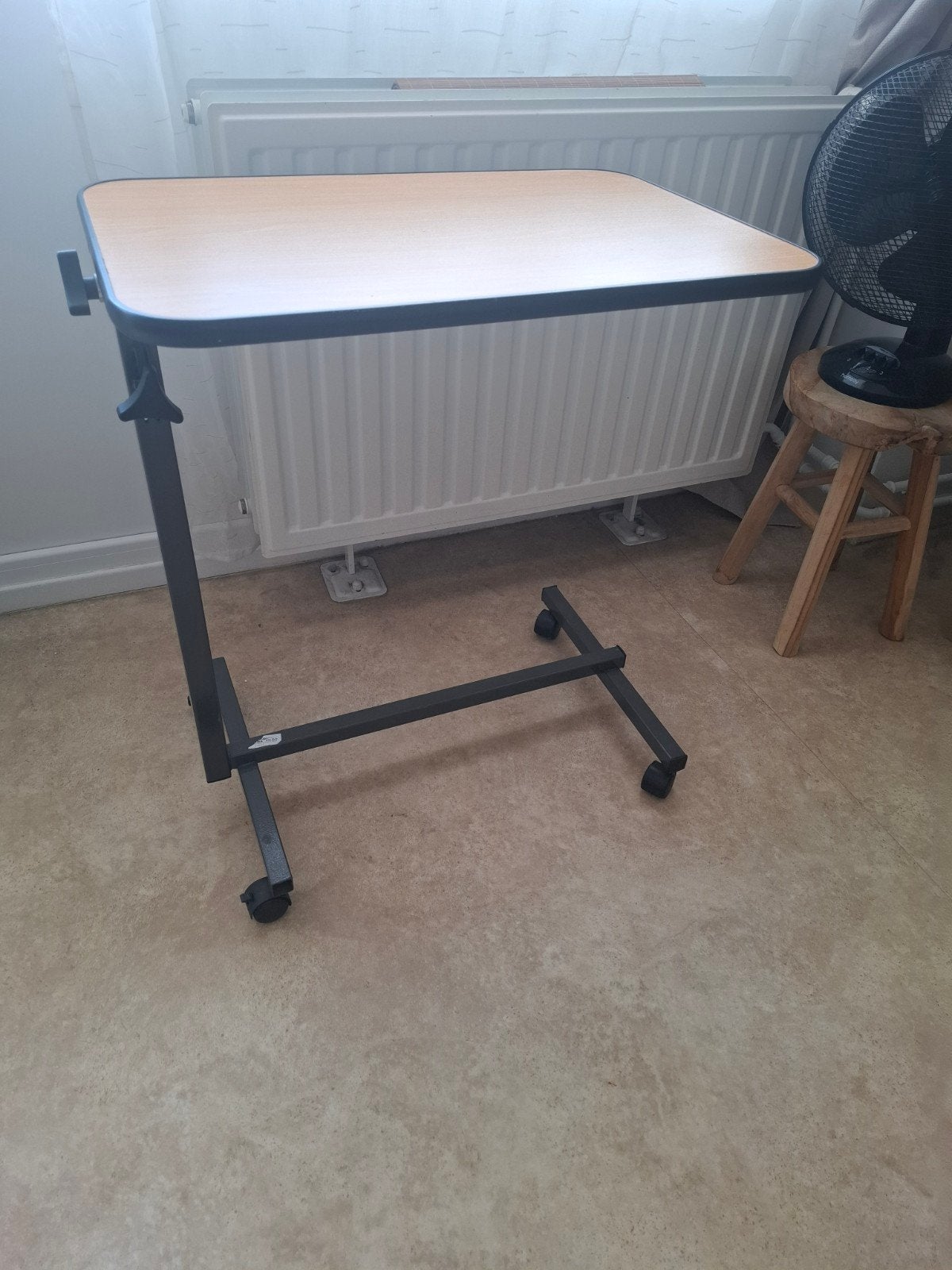 Table de lit / table d'appoint réglable à roulettes – inclin, Enlèvement