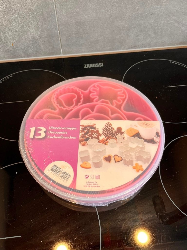 13 koekjesvormpjes / uitsteekvormen in bewaardoos, Enlèvement, Boîte de conservation