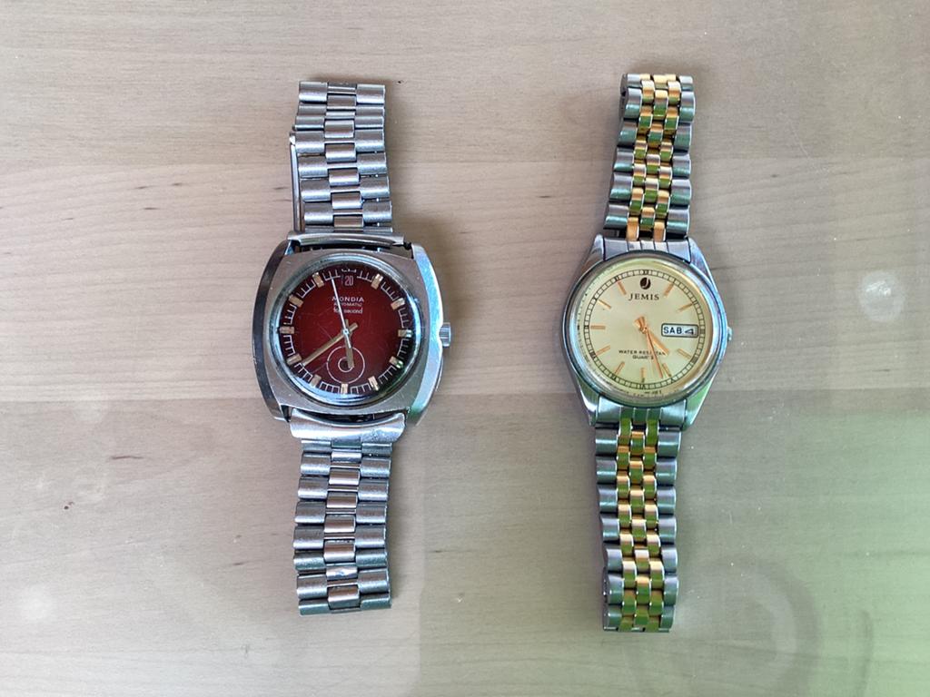 Mondia Top Second montre et Jemis regardent ensemble, Enlèvement