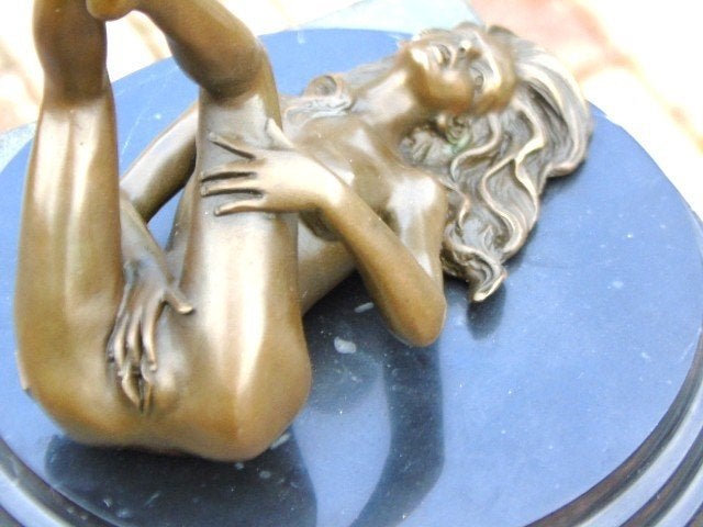 Naakte vrouw met benen in de lucht brons gesigneerd, MAVCHI, Antiek en Kunst, Ophalen of Verzenden, Brons