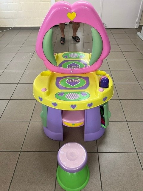 Kinder Make -up tafel, Enlèvement, Utilisé