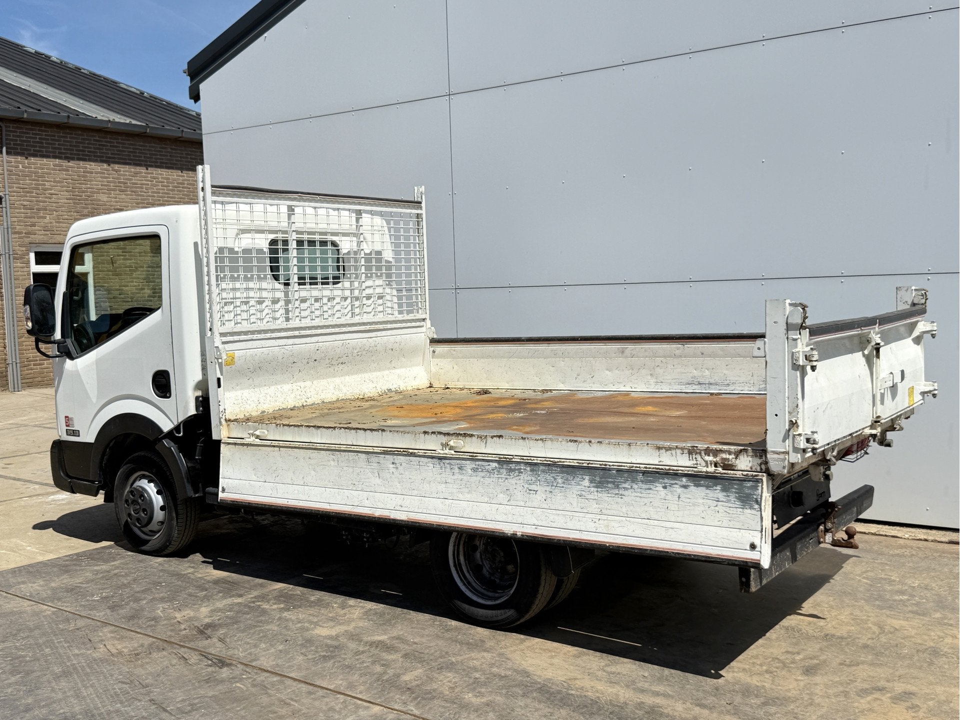 Nissan NT400 130PK 3.0 Kipper 3L Dubbellucht 3.5t Trekhaak A, Auto's, Gebruikt, 4 cilinders, Wit, 131 pk