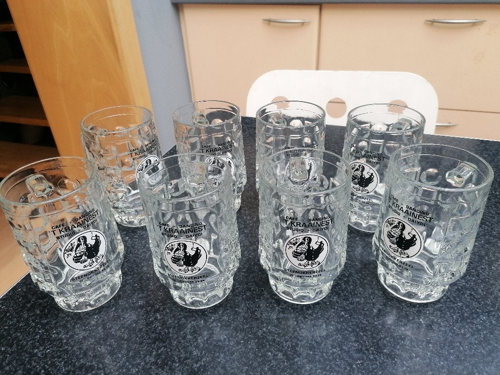8 bierglazen met oor, mug, glas 't kraainest Steenokkerzeel, Ophalen of Verzenden, Zo goed als nieuw, Bierglas