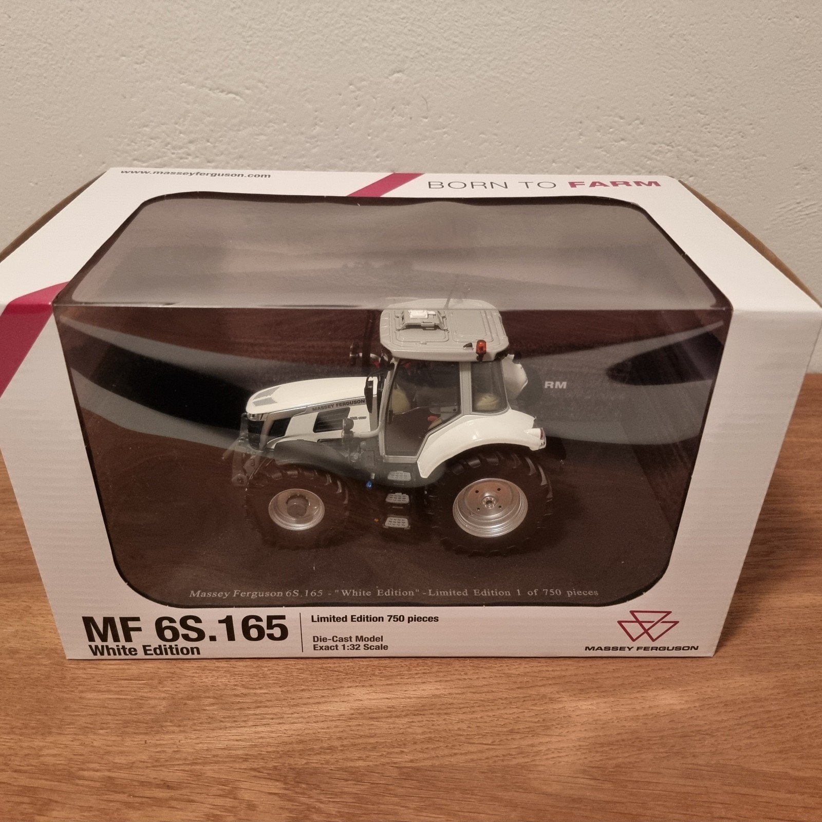 Massey Ferguson 6S.165 Wit Universal Hobbies, Hobby en Vrije tijd, Modelauto's | 1:32, Ophalen of Verzenden, Nieuw, Tractor of Landbouw